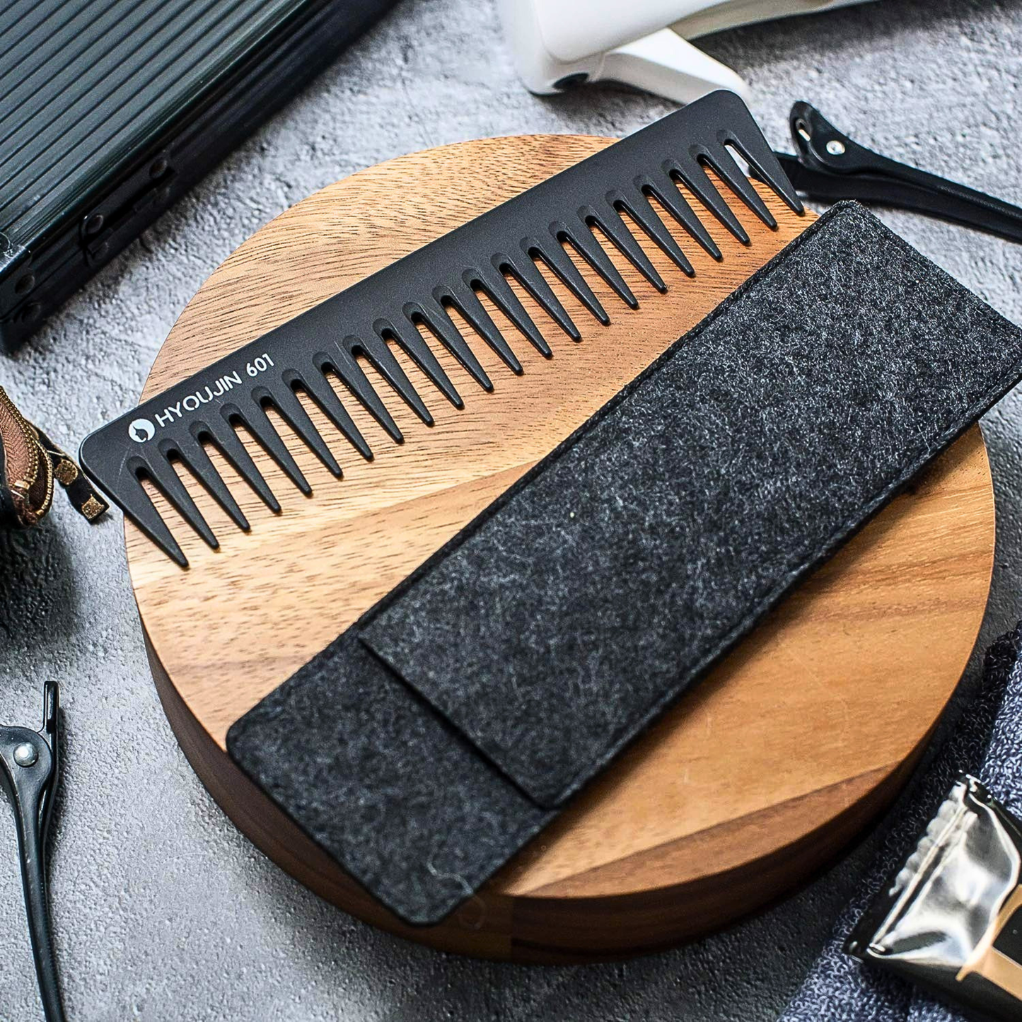 HYOUJIN Carbon Fiber Detangling Comb